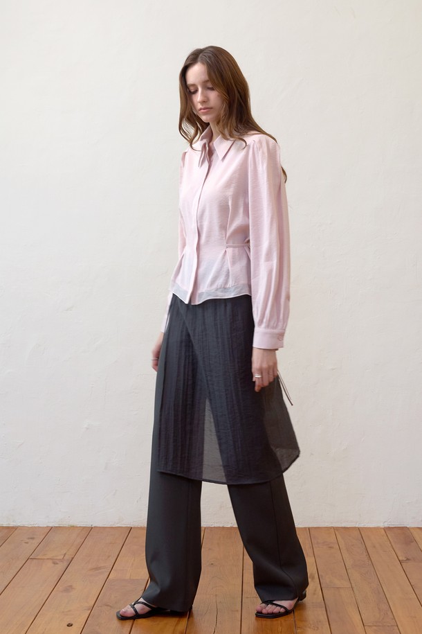 **블럭 스트랩 텐셀블라우스**는 여성스러운 실루엣을 연출하는 텐셀 소재의 블라우스입니다. 핑크와 화이트 두 가지 색상으로 제공되며, 봄과 여름에 잘 어울립니다. 부드러운 촉감과 얇은 두께감으로 편안하게 착용할 수 있으며, 허리 플리츠와 벨 슬리브, 볼륨 소매 디테일이 우아하고 페미닌한 무드를 선사합니다. 수지 칼라, 히든 버튼, 시스루 소재 포인트가 특징이며, 허리 벨트가 포함되어 있어 다양한 스타일을 연출할 수 있습니다. 데이트룩, 모임룩, 소개팅룩과 같은 TPO에 클래식, 로맨틱, 미니멀 스타일을 더해보세요.
