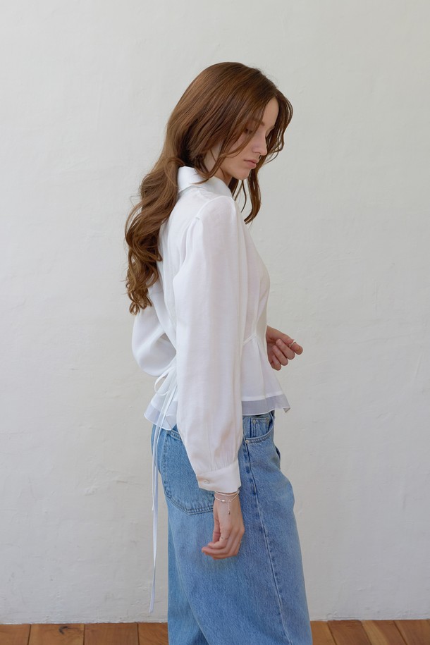 **블럭 스트랩 텐셀 블라우스**는 봄, 여름 시즌 여성 고객을 위한 우아하고 페미닌한 블라우스입니다. 핑크와 화이트 두 가지 색상으로 출시되었으며, 슬림핏 레귤러 기장으로 제작되었습니다. 수지 칼라 넥 라인과 허리 플리츠 디테일, 벨 슬리브, 시스루 소재 포인트가 특징입니다. 부드러운 촉감의 폴리에스테르, 나일론, 레이온 혼방 소재로 제작되어 편안한 착용감을 선사합니다. 데이트룩, 카페룩, 모임룩 등 다양한 TPO에 클래식, 로맨틱, 미니멀 스타일로 연출하기 좋습니다.
