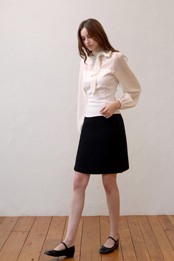 "타이 뷔스티에블라우스"는 여성스러운 실루엣을 완성하는 상의입니다. 부드러운 면, 폴리에스테르, 폴리우레탄, 레이온 혼방 소재로 제작되어 봄, 여름 시즌에 시원하게 착용할 수 있습니다. 라운드넥에 슬림핏으로 우아하고 페미닌한 무드를 연출하며, 타이 디테일과 벌룬 소매가 특징입니다. 뒷면 버튼 여밈과 반투명 소재, 신축성 있는 저지 소재가 편안한 착용감을 선사합니다. 데이트룩, 카페룩, 모임룩 등 다양한 TPO에 클래식, 미니멀, 로맨틱 스타일로 연출해보세요.
