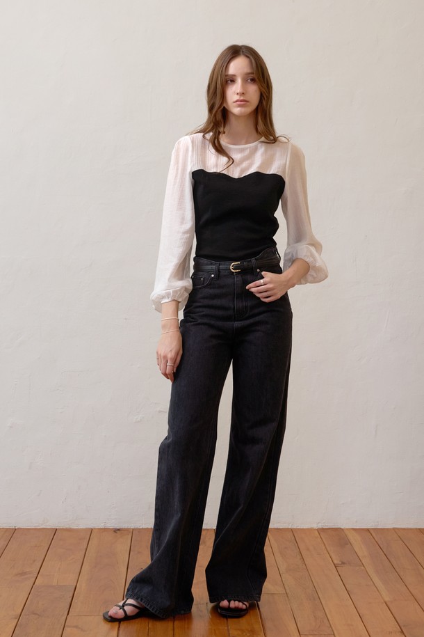 세련된 무드의 타이 뷔스티에블라우스입니다. 부드러운 촉감의 면, 폴리에스테르, 폴리우레탄 혼방 소재로 제작되었으며, 봄, 여름 시즌에 착용하기 좋습니다. 페미닌하고 우아한 분위기를 연출하며, 슬림핏의 레귤러 기장으로 날씬한 실루엣을 강조합니다. 벌룬 소매와 시스루 소재, 레이어드 디자인, 뷔스티에 스타일이 특징이며, 뒷넥 버튼으로 간편하게 여밀 수 있습니다. 데이트룩, 카페룩, 모임룩 등 다양한 TPO에 클래식, 로맨틱, 미니멀 스타일로 연출해보세요. 화이트와 베이지 두 가지 컬러로 만나보실 수 있습니다.
