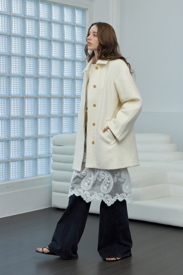 세련된 스타일을 완성하는 히든버튼 울 하프코트입니다. 부드러운 촉감의 울 소재로 제작되어 가을과 겨울, 따뜻하고 포근하게 착용할 수 있습니다. 미니멀하고 클래식한 디자인으로 오피스룩, 출근룩, 모임룩 등 다양한 TPO에 활용 가능하며, 시크하고 세련된 스타일을 연출합니다. 아이보리와 화이트 두 가지 컬러로 출시되어, 취향에 맞게 선택할 수 있습니다. 히든 버튼 디테일과 레귤러핏으로 깔끔하고 세련된 실루엣을 선사합니다.
