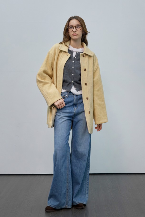 베이직하고 클래식한 무드의 여성 울 하프코트입니다. 넉넉한 루즈핏으로 편안한 착용감을 선사하며, 가을과 겨울 시즌에 따뜻하게 입을 수 있습니다. 히든 버튼 디테일이 깔끔한 실루엣을 연출하며, 출근룩, 오피스룩, 모임룩 등 다양한 TPO에 활용 가능합니다. 미니멀하고 시크한 스타일을 연출하기 좋으며, 무지 디자인으로 어떤 옷에도 쉽게 매치할 수 있습니다. 
