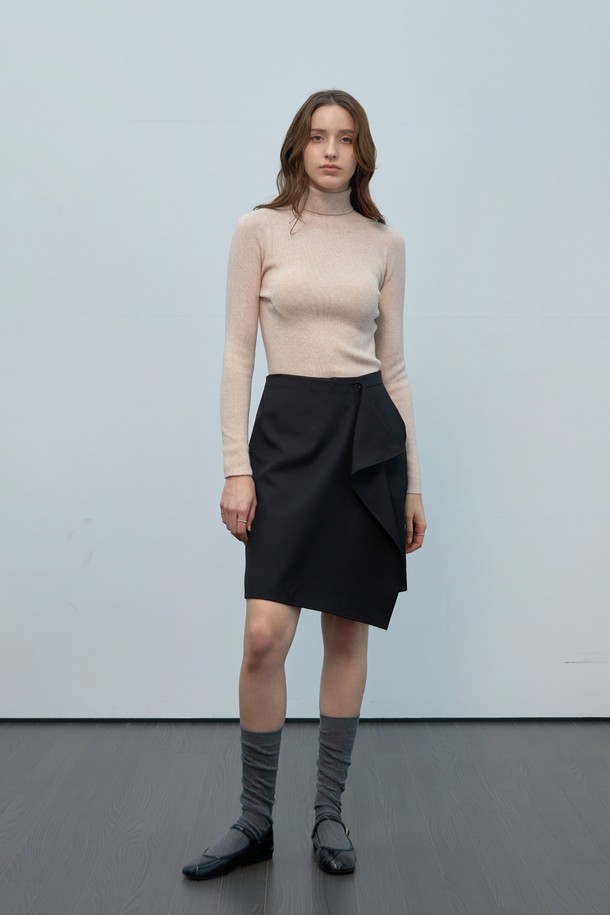 미니멀하고 세련된 스타일의 여성용 드레이프 랩 하프팬츠입니다. 부드럽게 드레이핑되는 랩 디자인과 루즈핏으로 편안하면서도 스타일리시한 핏을 연출합니다. 시원하고 얇은 두께감으로 봄, 여름, 가을 시즌에 활용하기 좋으며, 블랙 컬러의 무지 디자인으로 어떤 상의와도 쉽게 매치할 수 있습니다. 일상복으로 활용도가 높으며, 모던하고 심플한 룩을 완성해 줍니다.
