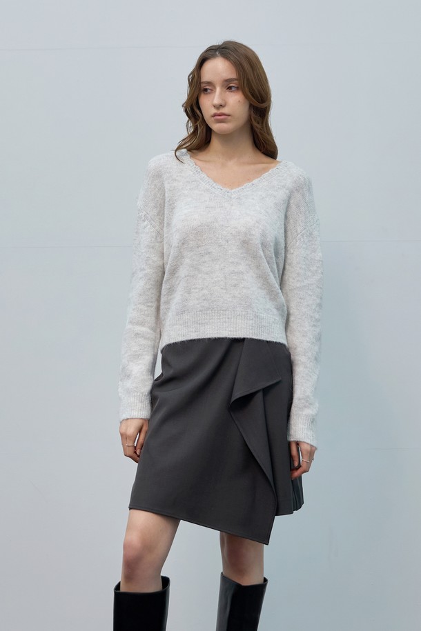 미니멀하고 세련된 무드의 여성용 "드레이프 랩 하프팬츠"입니다. 부드러운 폴리에스테르 소재로 제작되어 편안한 착용감을 선사하며, 봄, 가을 시즌에 적합합니다. 랩 스타일 디자인과 드레이프 디테일이 돋보이며, 하이웨이스트로 다리가 길어 보이는 효과를 줍니다. 루즈핏으로 활동성을 높였으며, 블랙 컬러의 무지 디자인으로 다양한 상의와 매치하기 좋습니다. 일상복으로 활용하기 좋은, 모던하고 미니멀한 스타일의 하프 팬츠입니다.
