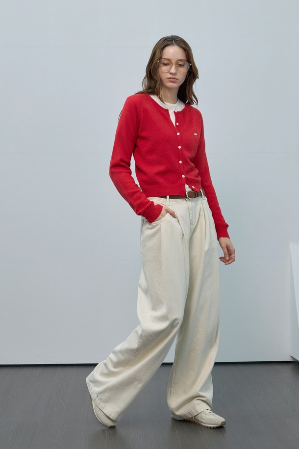 부드러운 니트 소재의 베이직 플레인 라운드 가디건입니다. 여성 의류로, 봄, 가을에 착용하기 좋은 얇은 두께의 레귤러핏 가디건입니다. 톤 다운된 레드 컬러에 무지 패턴으로 심플하고 캐주얼한 스타일을 연출합니다. 라운드 넥 디자인에 긴 소매 기장, 버튼 여밈 방식으로 편안하게 착용할 수 있습니다. 기본 디자인으로 다양한 룩에 활용하기 좋은 데일리 아이템입니다.
