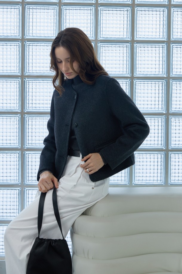 세련된 여성의 스타일을 완성하는 클래식 핸드메이드 라운드 재킷입니다. 봄, 가을 시즌에 어울리는 블랙 컬러의 크롭 기장 재킷으로, 울 소재 특유의 두꺼움과 뻣뻣한 촉감이 특징입니다. 라운드넥 디자인과 핸드메이드 디테일이 고급스러움을 더하며, 레귤러핏으로 편안하게 착용 가능합니다. 오피스룩, 출근룩, 모임룩 등 다양한 TPO에 미니멀하고 시크한 스타일을 연출해보세요.
