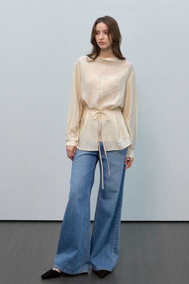 우아하고 페미닌한 무드의 하이넥 투웨이 블라우스 세트입니다. 아이보리와 베이지 두 가지 색상으로 만나볼 수 있으며, 봄, 가을에 입기 좋습니다. 부드러운 레이온과 폴리에스테르 혼방 소재로 제작되어 편안한 착용감을 선사합니다. 백넥 버튼 여밈과 허리 랩 디자인으로 포인트를 더했으며, 라운드 밑단과 긴 소매 기장으로 여성스러운 실루엣을 연출합니다. 투웨이 스타일링이 가능하며 비침이 있으니, 이너 착용을 권장합니다. 데이트룩, 카페룩, 모임룩 등 다양한 TPO에 클래식, 미니멀, 로맨틱 스타일로 연출해보세요.
