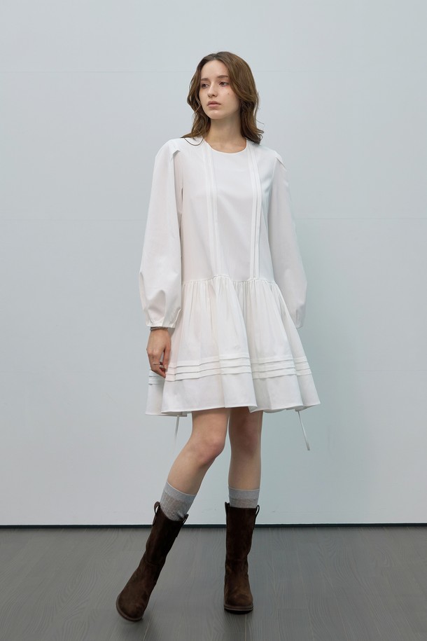 벨티드 볼륨 라운드 원피스는 여성스러운 실루엣을 연출하는 우아하고 미니멀한 디자인의 원피스입니다. 얇은 두께감과 긴 소매 기장으로 봄, 여름 시즌에 시원하게 착용하기 좋습니다. 라운드넥 디자인에 플레어 치마 타입으로 여성스러움을 더하고, 허리 벨트로 볼륨감을 살려 세련된 핏을 완성합니다. 데이트룩, 모임룩 등 특별한 날을 위한 스타일링에 제격이며, 미니멀, 클래식, 로맨틱 무드를 모두 연출할 수 있습니다. 화이트 컬러의 무지 디자인으로 어떤 스타일에도 쉽게 매치할 수 있는 활용도 높은 아이템입니다.
