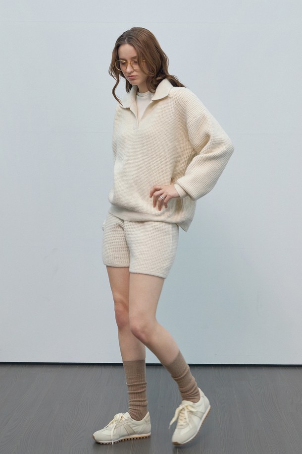 **와플 쇼츠 앤드 카라 니트 세트**는 여성용으로, 봄, 가을에 어울리는 캐주얼하고 베이직한 스타일의 세트 상품입니다. 아이보리와 베이지 두 가지 색상으로 출시되었으며, 부드러운 니트 소재의 와플 패턴이 특징입니다. 카라넥 디자인과 긴소매로, 데이트룩이나 봄 소풍룩에 적합합니다. 레귤러핏으로 편안하게 착용할 수 있으며, 중간 두께감으로 간절기 날씨에 적합합니다.

