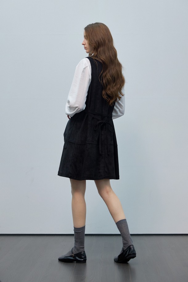 **레이어드 페이크 스웨이드 원피스**는 클래식하고 엘레강스한 스타일을 연출하는 여성 의류입니다. 부드러운 촉감의 스웨이드 소재와 레귤러핏으로 편안한 착용감을 선사하며, 봄, 가을에 적합합니다. 블랙과 화이트 두 가지 컬러로 출시되어 다양한 코디에 활용 가능하며, 리본넥과 레이어드 디자인, 콘트라스트 배색이 특징입니다. 데이트룩, 모임룩, 소개팅룩 등 특별한 날을 위한 스타일링에 적합하며, 미니멀하고 로맨틱한 무드를 더해줍니다. 긴 소매 기장으로 우아함을 더하여 당신의 매력을 한층 돋보이게 합니다.
