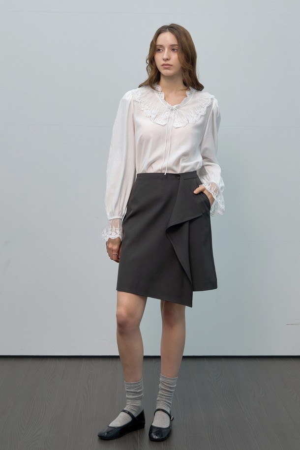 우아하고 로맨틱한 무드의 여성 레이스 카라 볼륨 블라우스입니다. 부드러운 촉감과 얇은 두께로 봄, 가을에 편안하게 착용하기 좋습니다. 레이스 카라와 소매 디테일이 여성스러운 분위기를 더하며, 루즈핏 실루엣과 볼륨감 있는 디자인으로 세련된 스타일을 연출합니다. 데이트룩, 모임룩, 소개팅룩 등 다양한 TPO에 활용할 수 있으며, 클래식, 로맨틱, 미니멀 스타일을 즐겨 입는 분들께 추천합니다. 화이트 컬러로 깨끗하고 깔끔한 인상을 선사합니다.
