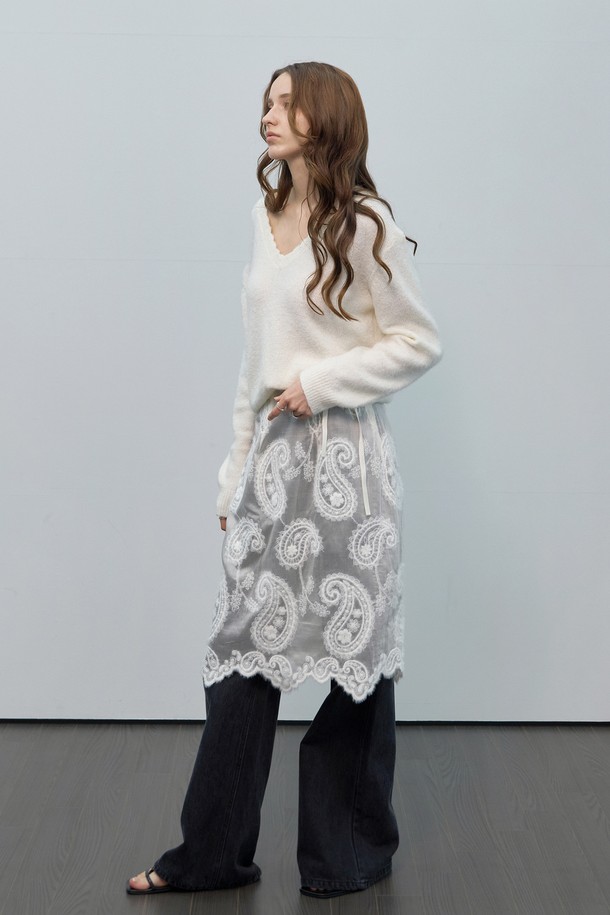 우아하고 여성스러운 분위기를 연출하는 레이스 랩 레이어드스커트입니다. 부드러운 촉감의 레이스 소재에 랩 스타일과 레이어드 디자인을 더해 세련된 실루엣을 선사합니다. 봄, 가을 시즌에 어울리는 얇은 두께감으로 편안하게 착용 가능하며, 페이즐리 레이스 패턴이 은은한 포인트를 줍니다. 화이트와 그레이 두 가지 색상으로 준비되어 데이트룩, 모임룩, 소개팅룩 등 다양한 TPO에 활용 가능합니다. 클래식, 로맨틱, 미니멀 스타일을 즐겨 입는 여성분들께 추천합니다.
