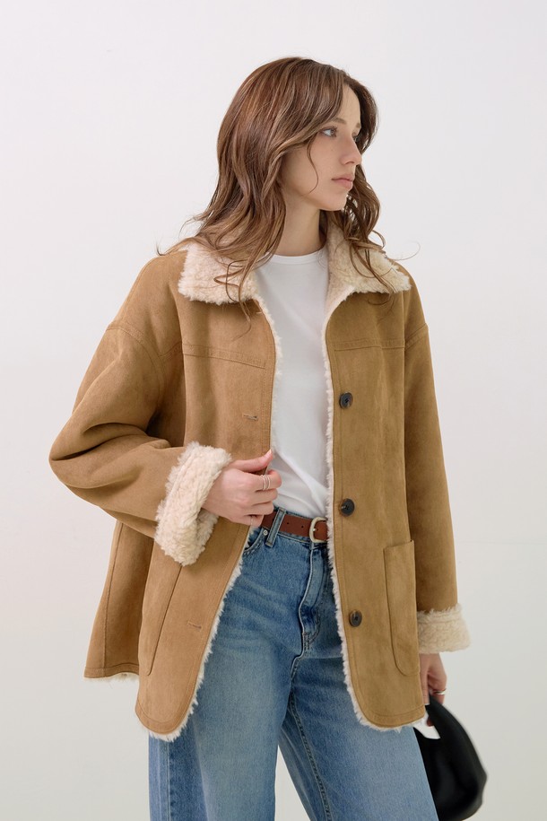 **시어링 울 카라무스탕**

부드러운 촉감과 따뜻함을 선사하는 여성용 시어링 울 카라무스탕입니다. 브라운, 베이지 컬러로 출시되어 클래식하고 캐주얼한 스타일을 연출하기 좋습니다. 가을과 겨울, 일상에서 편안하게 착용할 수 있으며, 레귤러핏에 싱글 버튼 여밈 방식으로 간편하게 스타일링할 수 있습니다. 안감은 퍼 소재로 제작되어 보온성을 높였으며, 시어링 디테일과 카라 디자인이 돋보입니다. 데이트룩, 모임룩 등 다양한 TPO에 활용 가능하며 미니멀한 스타일까지 소화할 수 있습니다.
