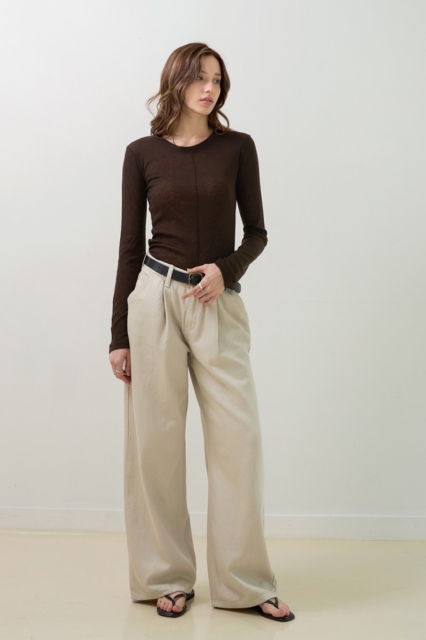 데일리부터 데이트룩까지 활용 가능한 여성용 프리미엄 데님 팬츠입니다. 아이보리와 화이트 두 가지 색상으로 출시되어 어떤 상의와도 쉽게 매치할 수 있습니다. 봄, 여름, 가을 시즌에 적합하며, 와이드 루즈핏의 하이웨스트 디자인으로 편안함과 스타일리시함을 동시에 잡았습니다. 데님 소재 특유의 견고함과 무지 패턴으로 미니멀하고 클래식한 분위기를 연출하며, 캐주얼룩을 즐겨 입는 분들께 추천합니다.
