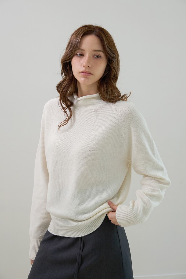 베이직하고 미니멀한 스타일의 하프넥 홀가먼트니트입니다. 부드러운 니트 소재로 제작되어 가을, 겨울철 따뜻하게 착용할 수 있으며, 두꺼운 두께감으로 포근함을 더합니다. 긴 소매와 레귤러 핏으로 편안한 착용감을 선사하며, 출근룩과 모임룩 등 다양한 TPO에 활용 가능합니다. 화이트, 아이보리 두 가지 색상으로 출시되어 어떤 스타일에도 쉽게 매치할 수 있는 심플한 디자인의 니트입니다.
