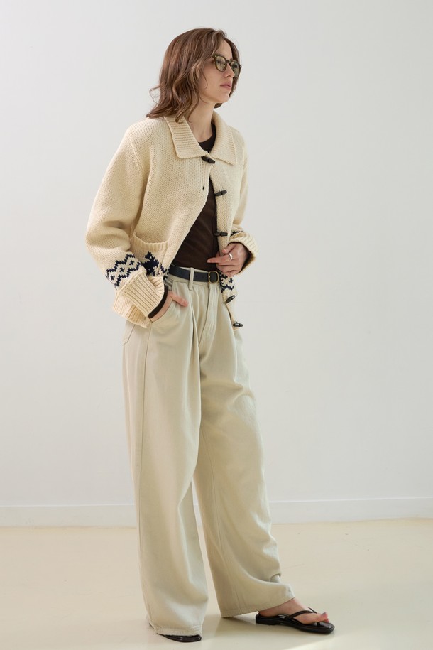 **더플 카라 자가드가디건**은 여성 의류로, 가을과 겨울에 따뜻하게 착용하기 좋은 니트 소재의 가디건입니다. 아이보리, 화이트 두 가지 색상으로 제공되며, 베이직하고 캐주얼한 스타일을 연출합니다. 레귤러 기장에 긴 소매, 레귤러 핏으로 제작되었으며, 부드러운 촉감의 울 혼방 자가드 소재를 사용하여 고급스러움을 더했습니다. 더플 디자인과 버튼 디테일이 포인트이며, 데이트룩, 모임룩 등 다양한 TPO에 캐주얼, 클래식, 미니멀 스타일로 코디하기 좋습니다.
