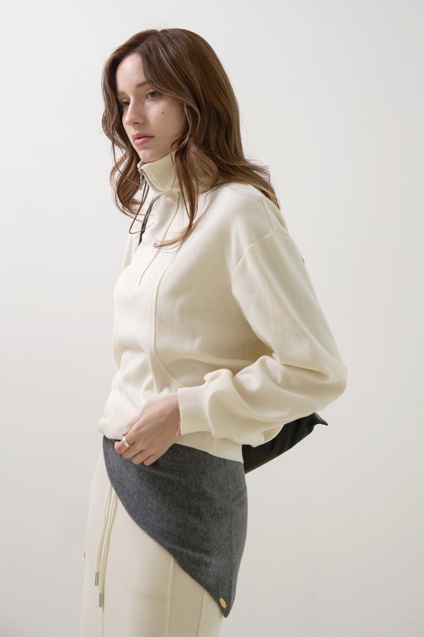 부드러운 촉감의 소프트 트라이앵글 니트 머플러입니다. 얇은 두께감으로 가을, 겨울철에 부담 없이 착용하기 좋으며, 캐주얼, 미니멀, 클래식 스타일을 즐겨 입는 여성분들께 추천합니다. 베이직한 디자인에 무지 패턴, 그리고 그레이 컬러로 어떤 옷에도 잘 어울립니다. 트라이앵글 디자인이 목을 포근하게 감싸주어 따뜻함을 더해줍니다. 일상생활에서 편안하게 활용할 수 있는 아이템입니다.
