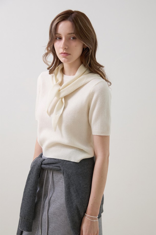 부드러운 촉감의 여성용 소프트 트라이앵글 니트 머플러입니다. 미니멀하고 베이직한 디자인으로 가을, 겨울철 일상룩에 활용하기 좋습니다. 얇은 두께의 니트 소재로 제작되었으며, 삼각형 형태의 독특한 디자인이 특징입니다. 화이트와 아이보리 두 가지 색상으로 제공되어 다양한 스타일에 매치하기 용이합니다. 미니멀, 클래식, 캐주얼 등 어떤 스타일에도 잘 어울려 폭넓게 활용할 수 있습니다.
