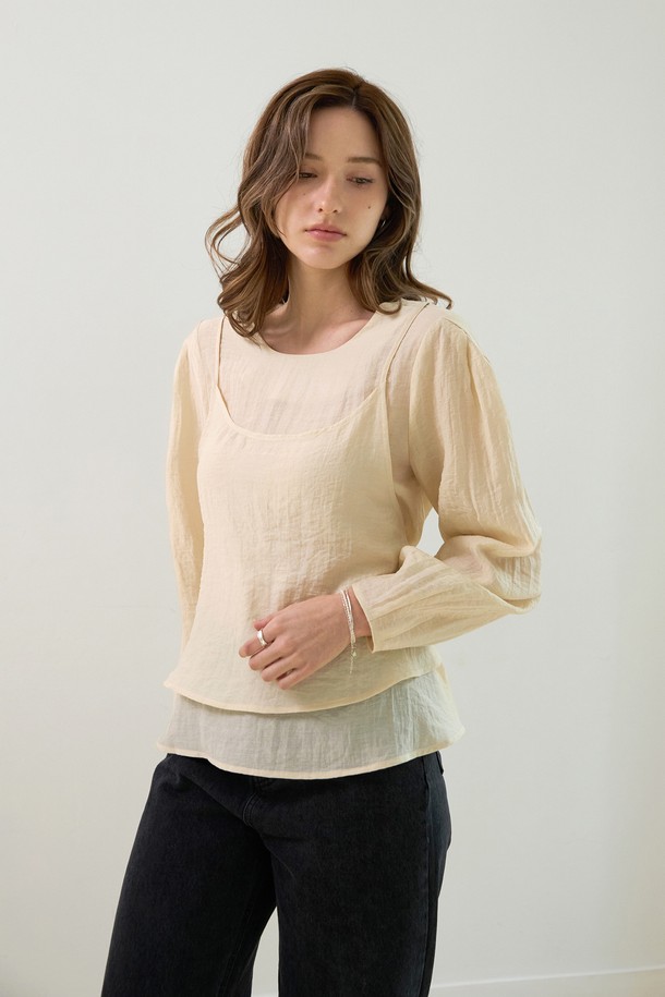 아이보리와 블랙 컬러로 만나볼 수 있는 뷔스티에 라운드블라우스입니다. 봄, 가을에 어울리는 얇은 두께감과 부드러운 촉감으로 편안하게 착용할 수 있습니다. 무지 디자인에 긴 소매, 라운드넥으로 베이직하면서도 우아한 스타일을 연출하며, 배색 디자인으로 포인트를 더했습니다. 데이트룩, 모임룩으로 클래식, 미니멀, 걸리시한 스타일을 완성해보세요. 레귤러핏으로 누구나 부담 없이 즐겨 입을 수 있는 아이템입니다.
