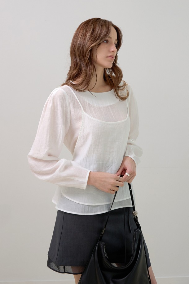 페미닌한 무드의 뷔스티에 라운드블라우스입니다. 얇은 시폰 소재로 제작되어 봄, 여름 시즌 시원하게 착용하기 좋으며, 은은하게 비치는 시스루 디자인이 매력적입니다. 라운드넥과 긴 소매 기장으로 단정하면서도 여성스러운 분위기를 연출합니다. 레귤러핏으로 편안하게 착용 가능하며, 데이트룩, 모임룩, 소개팅룩 등 다양한 TPO에 활용할 수 있습니다. 로맨틱하고 미니멀한 스타일을 즐기는 분들께 추천합니다.
