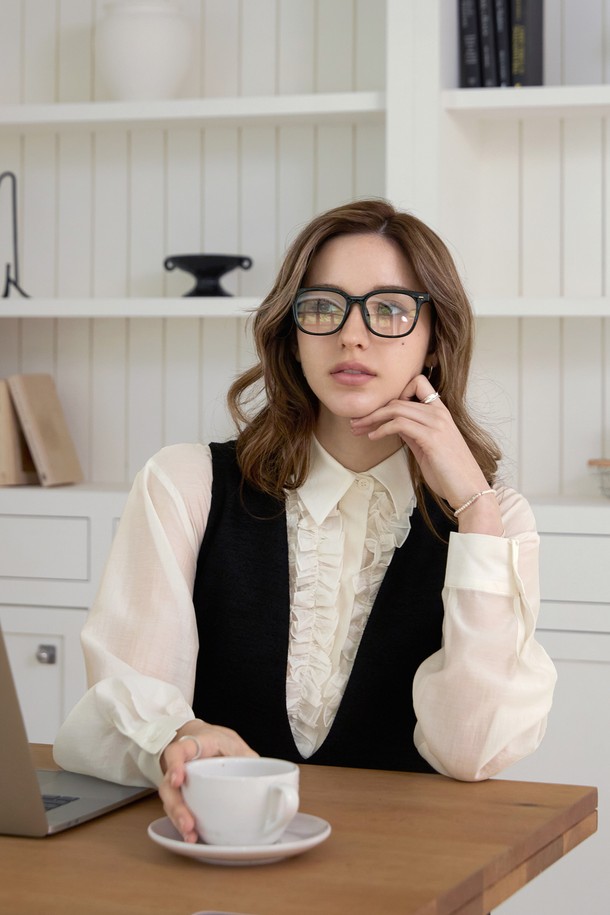 트위드 브이원피스는 여성 의류로, 일상, 오피스룩, 모임룩, 소개팅룩 등 다양한 TPO에 활용할 수 있습니다. 클래식, 미니멀, 시크 스타일을 추구하는 분들께 추천하며, 봄, 가을에 착용하기 좋습니다. 블랙 컬러의 무지 디자인으로, 두꺼운 트위드 소재와 긴 소매가 특징입니다. 뻣뻣한 촉감과 레귤러핏으로 제작되었으며, V넥 라인과 포켓 디테일이 돋보입니다. 
