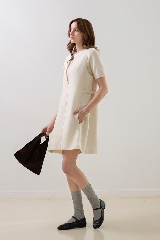 아이보리, 화이트 컬러의 트위드 브이원피스입니다. 얇은 두께감과 뻣뻣한 촉감의 트위드 소재로 제작되었으며, 봄, 가을에 어울리는 레귤러핏의 여성 원피스입니다. V넥 라인과 반소매 디자인, H라인 치마 타입으로 클래식하고 미니멀한 스타일을 연출합니다. 심플한 디자인과 미니 기장으로 데이트룩, 모임룩에 활용하기 좋습니다.
