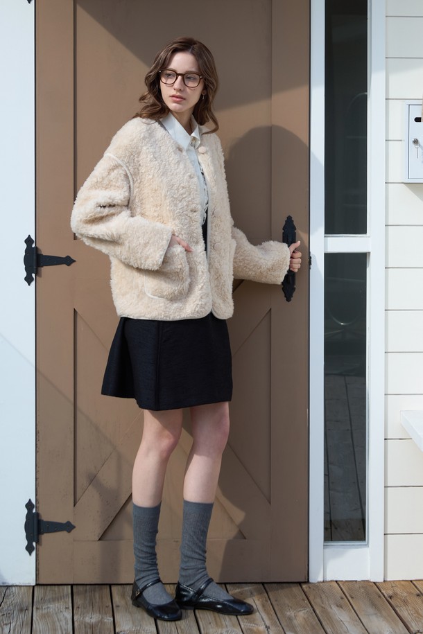 부드러운 촉감의 플리스 소재와 시어링으로 포근함을 더한 라운드 시어링 자켓입니다. 아이보리, 베이지 두 가지 색상으로 출시되어 어떤 옷에도 쉽게 매치할 수 있습니다. 캐주얼, 베이직 스타일을 즐겨 입는 여성분들께 추천하며, 가을, 겨울 시즌 데일리룩에 따뜻함을 더해줍니다. 집업 여밈 방식과 오버핏 디자인으로 편안한 착용감을 선사하며, 크롭 기장으로 트렌디한 스타일을 연출합니다. 포켓 디테일이 있어 실용성을 더했습니다.
