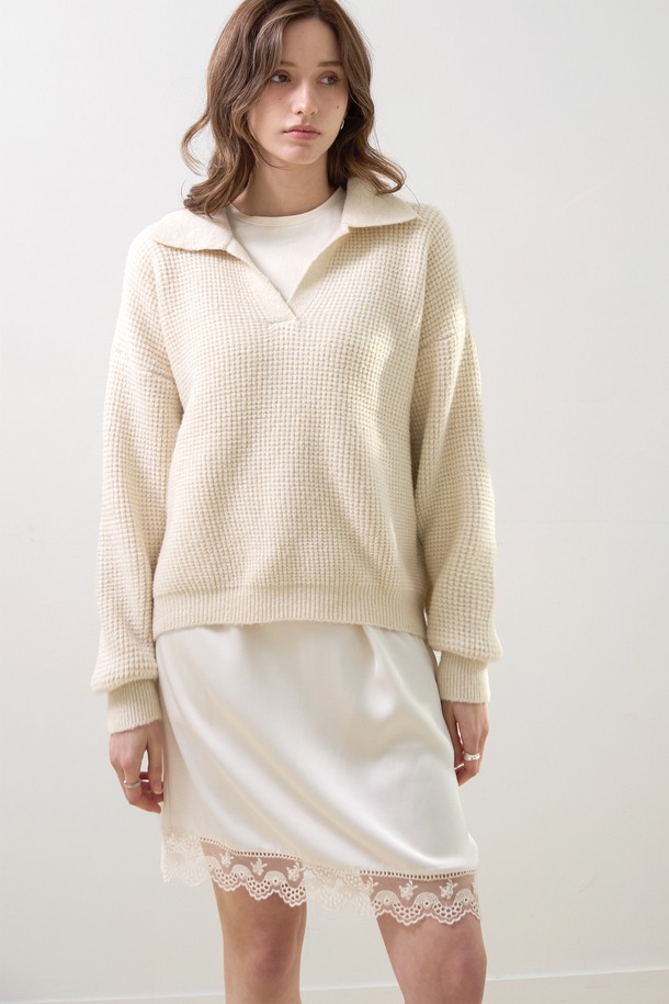 "실키 레이어드 레이스스커트"는 부드러운 실크와 레이스 소재로 제작되어 은은한 광택과 고급스러운 분위기를 자아냅니다. A라인 핏과 루즈핏으로 편안하면서도 여성스러운 실루엣을 연출하며, 레이어드 디자인과 섬세한 레이스 디테일이 돋보입니다. 봄, 가을 시즌에 어울리며, 데이트룩이나 모임룩으로 활용하여 엘레강스하고 페미닌한 스타일을 완성할 수 있습니다. 화이트와 블랙 두 가지 색상으로 제공되어, 클래식, 로맨틱, 미니멀 스타일 모두 소화 가능합니다.
