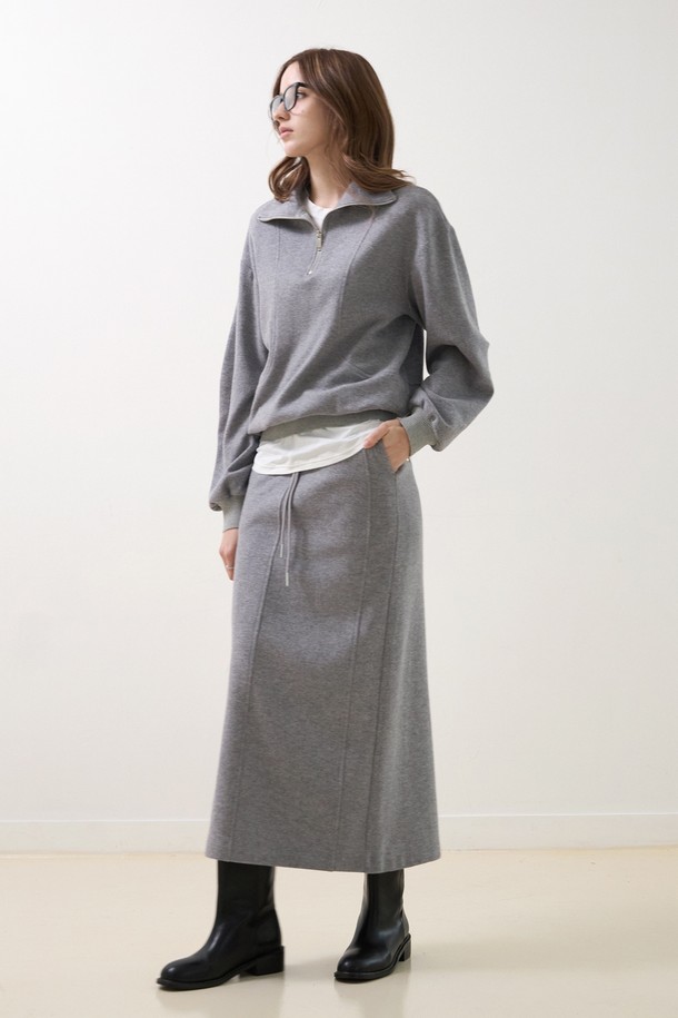 부드러운 면 소재로 제작되어 편안한 착용감을 선사하는 커브 스트링 밴딩스커트입니다. 베이직한 디자인과 A라인 핏으로 캐주얼한 무드를 연출하며, 일상 속에서 편안하게 즐겨 입기 좋습니다. 허리 부분의 스트링 디테일로 허리 라인을 조절하여 더욱 슬림한 핏을 연출할 수 있습니다. 톤 다운된 그레이 컬러와 무지 패턴으로 다양한 상의와 쉽게 매치할 수 있으며, 산책룩이나 미니멀한 스타일을 연출하기 좋습니다. 실용성을 더하는 포켓 디테일까지 갖춰 활동성을 높였습니다.
