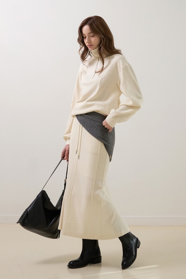 **커브 스트링 밴딩스커트**는 여성 의류로, 캐주얼 및 미니멀 스타일을 지향합니다. 가을과 겨울에 어울리는 두꺼운 두께감의 A라인 스커트로, 아이보리 컬러의 무지 디자인입니다. 허리 부분은 밴딩 처리되어 편안한 착용감을 제공하며, 스트링 디테일로 포인트를 더했습니다. 루즈핏으로 제작되어 편안하면서도 스타일리시한 룩을 연출할 수 있습니다.
