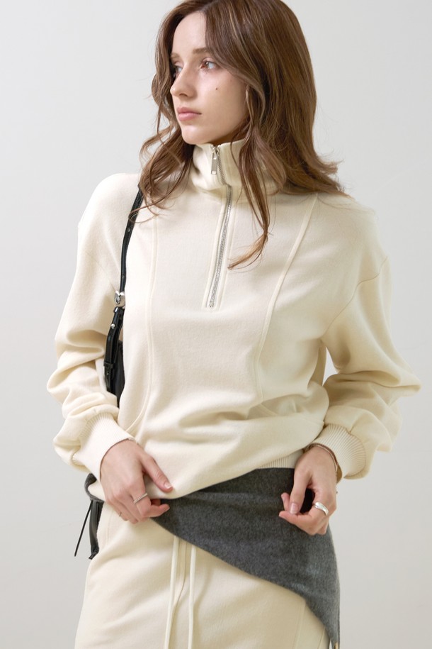 **커브 하이넥 하프집업**은 여성 고객을 위한 가을/겨울용 상의입니다. 부드러운 니트 소재로 제작되어 포근한 착용감을 선사하며, 루즈핏으로 편안하게 착용할 수 있습니다. 미니멀하고 베이직한 디자인으로 다양한 스타일 연출에 용이하며, 하이넥과 하프 집업 디테일이 특징입니다. 아이보리와 화이트 두 가지 색상으로 제공됩니다. 무지 패턴의 긴소매 디자인으로 일상에서 활용하기 좋습니다.
