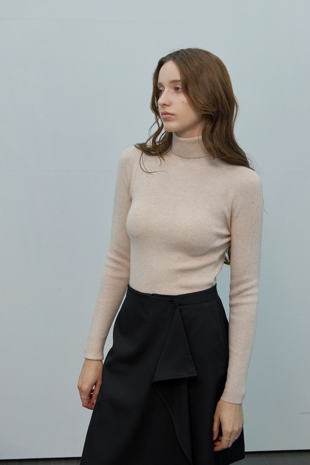 부드러운 울 소재의 데일리 홀가먼트 터틀넥 니트입니다. 베이직하고 미니멀한 디자인으로, 가을과 겨울에 따뜻하게 착용할 수 있습니다. 레귤러핏으로 편안하게 떨어지는 핏이며, 아이보리 컬러로 어떤 스타일에도 잘 어울립니다. 두꺼운 두께감과 긴 소매 기장으로 포근함을 더하며, 일상에서 활용하기 좋은 아이템입니다. 홀가먼트 기법으로 제작되어 깔끔한 핏을 연출합니다.
