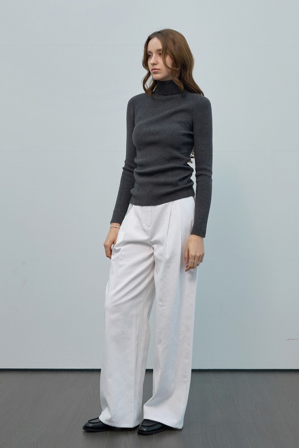 데일리 홀가먼트 터틀넥 니트는 여성스러운 실루엣을 연출하는 슬림핏 니트입니다. 부드러운 촉감의 두꺼운 니트 소재로 제작되어 가을, 겨울철 따뜻하게 착용할 수 있습니다. 차콜 그레이 색상에 심플한 디자인으로, 베이직하고 미니멀한 스타일을 즐기는 분들께 추천합니다. 출근룩과 데이트룩 등 다양한 TPO에 활용 가능하며, 미니멀, 클래식, 캐주얼 스타일을 모두 소화할 수 있습니다. 홀가먼트 기법으로 제작되어 편안한 착용감을 선사하는 데일리 아이템입니다.
