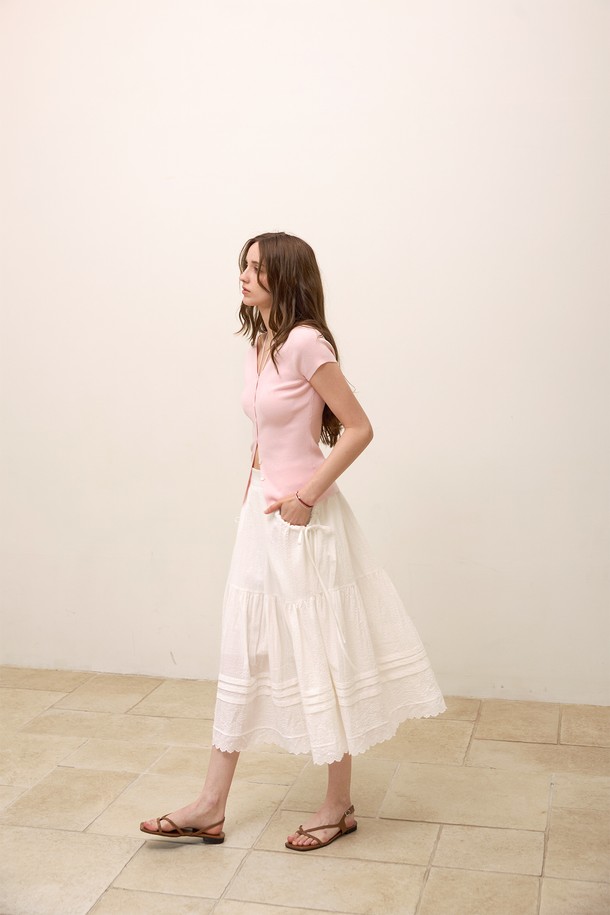 부드러운 촉감의 면, 레이온, 폴리에스테르 혼방 소재로 제작된 셔링 티어드 레이스스커트입니다. 우아하고 페미닌한 무드를 연출하며, 봄과 여름에 어울리는 디자인입니다. 플레어 실루엣과 루즈핏으로 편안함을 더하고, 밑단 턱 디테일, 포켓, 뒷 허리 밴딩, 실루엣 조절 기능으로 실용성을 높였습니다. 블랙과 화이트 두 가지 색상으로 만나보세요.
