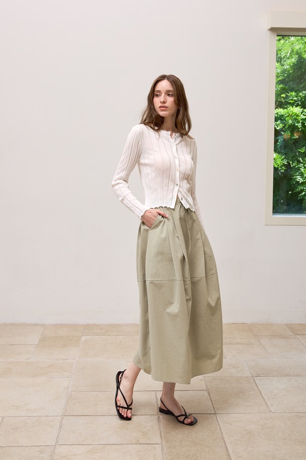 "코튼 스트링 벌룬스커트"는 부드러운 촉감의 면 소재로 제작되어 편안한 착용감을 선사합니다. 하이덴시티 트윌 코튼과 바이오워싱 원단으로 고급스러운 퀄리티를 자랑하며, 뒷밴딩과 스트링 디테일, 뒷중심 슬릿으로 활동성을 높였습니다. 핏은 슬림핏, 레귤러핏, 루즈핏으로 다양하게 연출 가능하며, 무지 디자인에 카키와 그레이 두 가지 색상으로 제공됩니다. 벌룬 실루엣과 입체적인 디자인이 페미닌하면서도 캐주얼한 스타일을 완성하여 데이트룩, 카페룩 등 다양한 상황에 활용하기 좋습니다. 봄, 여름, 가을 시즌에 폭넓게 착용할 수 있는 실용적인 아이템입니다.
