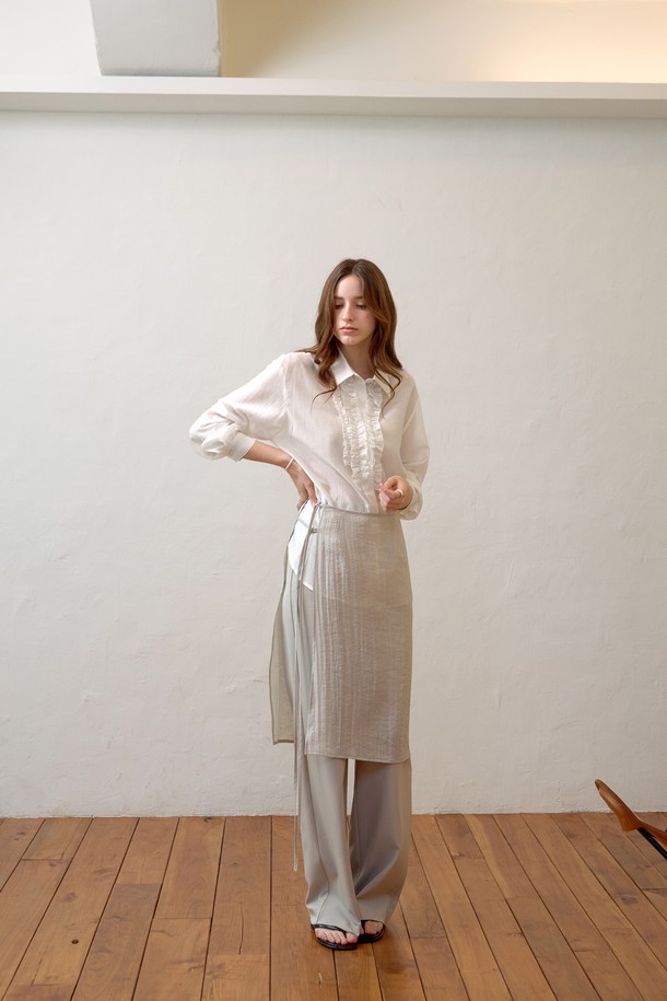 부드러운 텐셀 소재로 제작되어 은은한 광택과 고급스러운 분위기를 자아내는 텐셀 소프트 프릴블라우스입니다. 라운드넥 디자인에 긴 소매 기장으로 우아하고 여성스러운 실루엣을 연출하며, 얇은 두께감으로 봄, 여름 시즌에 시원하게 착용하기 좋습니다. 베이직한 디자인에 프릴 디테일을 더해 로맨틱한 무드를 더했으며, 데이트룩과 모임룩으로 활용하기 좋습니다. 레귤러핏으로 편안하게 착용 가능하며, 클래식, 미니멀, 로맨틱 등 다양한 스타일을 소화할 수 있는 활용도 높은 아이템입니다.
