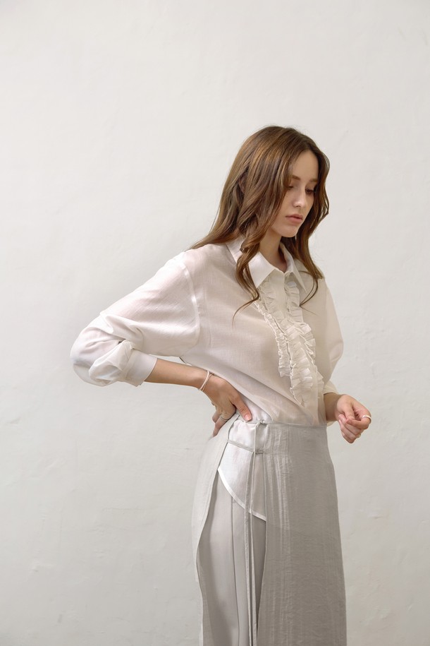 세련된 레이어드 스타일을 연출하는 여성용 세미 와이드 팬츠 세트입니다. 미니멀하고 베이직한 디자인으로, 봄, 가을에 어울리는 긴 기장의 편안한 루즈핏을 제공합니다. 부드러운 촉감과 무지 패턴의 그레이 컬러가 어떤 상의와도 쉽게 매치되어 활용도가 높습니다. 허리 밴딩 처리로 편안함을 더했으며, 레이어드 스타일 연출로 개성 있는 룩을 완성할 수 있습니다.
