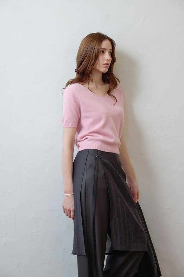 미니멀하고 세련된 스타일을 연출하는 여성 레이어드 세미 와이드 팬츠 세트입니다. 봄, 가을 시즌에 적합하며, 모던하면서도 클래식한 무드를 자아냅니다. 블랙 컬러의 무지 디자인으로 어떤 상의와도 쉽게 매치하여 다양한 스타일을 연출할 수 있습니다. 루즈핏의 세미 와이드 핏으로 편안함과 스타일리시함을 동시에 만족시킵니다. 레이어드 디자인이 돋보이는 이 세트는 일상에서 개성 있는 룩을 완성해 줍니다.
