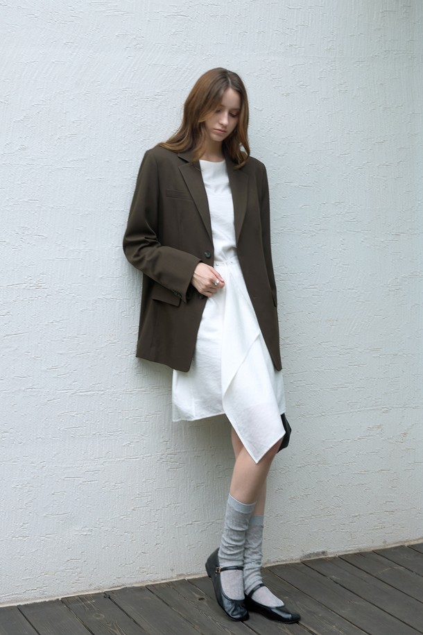 세련된 무드의 여성 라인 볼륨 랩원피스입니다. 라운드넥 디자인과 긴 소매 기장으로, 봄, 가을 시즌에 적합합니다. 미니멀하고 우아한 스타일을 연출하며, 랩 스타일 디자인과 볼륨감 있는 실루엣이 특징입니다. 데이트룩, 모임룩, 소개팅룩 등 다양한 TPO에 활용하기 좋습니다. 화이트 컬러의 무지 디자인으로, 클래식하고 로맨틱한 스타일을 완성해보세요.
