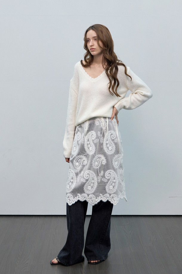 우아하고 여성스러운 분위기를 연출하는 레이스 랩 레이어드스커트입니다. 부드러운 촉감의 레이스 소재에 랩 스타일과 레이어드 디자인을 더해 세련된 실루엣을 선사합니다. 봄, 가을 시즌에 어울리는 얇은 두께감으로 편안하게 착용 가능하며, 페이즐리 레이스 패턴이 은은한 포인트를 줍니다. 화이트와 그레이 두 가지 색상으로 준비되어 데이트룩, 모임룩, 소개팅룩 등 다양한 TPO에 활용 가능합니다. 클래식, 로맨틱, 미니멀 스타일을 즐겨 입는 여성분들께 추천합니다.
