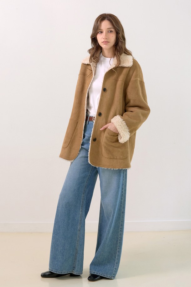 **시어링 울 카라무스탕**

부드러운 촉감과 따뜻함을 선사하는 여성용 시어링 울 카라무스탕입니다. 브라운, 베이지 컬러로 출시되어 클래식하고 캐주얼한 스타일을 연출하기 좋습니다. 가을과 겨울, 일상에서 편안하게 착용할 수 있으며, 레귤러핏에 싱글 버튼 여밈 방식으로 간편하게 스타일링할 수 있습니다. 안감은 퍼 소재로 제작되어 보온성을 높였으며, 시어링 디테일과 카라 디자인이 돋보입니다. 데이트룩, 모임룩 등 다양한 TPO에 활용 가능하며 미니멀한 스타일까지 소화할 수 있습니다.
