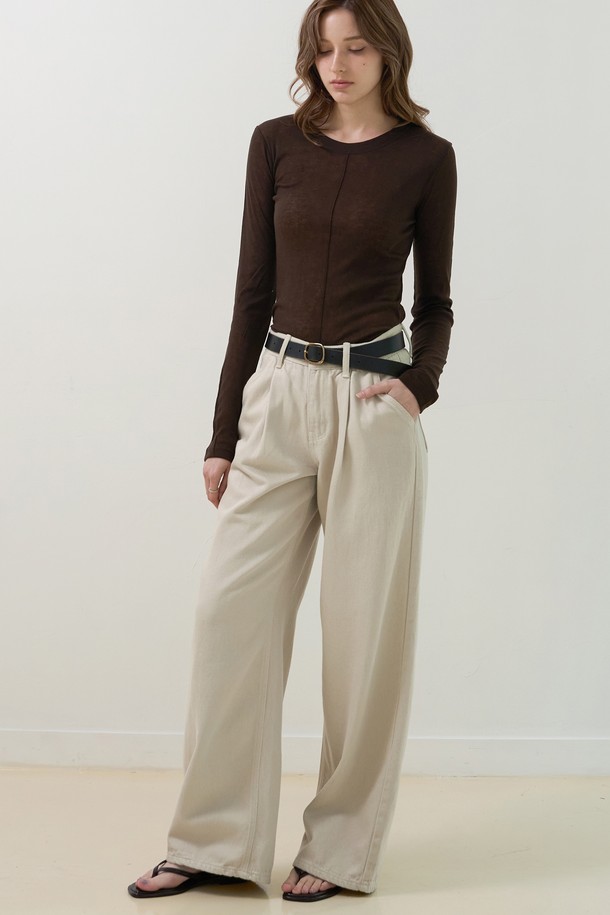 데일리부터 데이트룩까지 활용 가능한 여성용 프리미엄 데님 팬츠입니다. 아이보리와 화이트 두 가지 색상으로 출시되어 어떤 상의와도 쉽게 매치할 수 있습니다. 봄, 여름, 가을 시즌에 적합하며, 와이드 루즈핏의 하이웨스트 디자인으로 편안함과 스타일리시함을 동시에 잡았습니다. 데님 소재 특유의 견고함과 무지 패턴으로 미니멀하고 클래식한 분위기를 연출하며, 캐주얼룩을 즐겨 입는 분들께 추천합니다.
