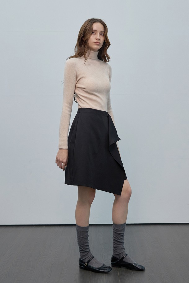 부드러운 울 소재의 데일리 홀가먼트 터틀넥 니트입니다. 베이직하고 미니멀한 디자인으로, 가을과 겨울에 따뜻하게 착용할 수 있습니다. 레귤러핏으로 편안하게 떨어지는 핏이며, 아이보리 컬러로 어떤 스타일에도 잘 어울립니다. 두꺼운 두께감과 긴 소매 기장으로 포근함을 더하며, 일상에서 활용하기 좋은 아이템입니다. 홀가먼트 기법으로 제작되어 깔끔한 핏을 연출합니다.
