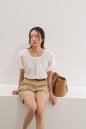 셔링 라운드 볼륨블라우스