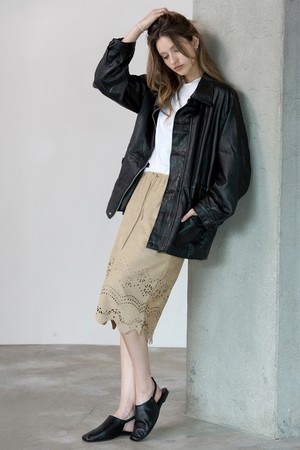 웨이브 펀칭 스웨이드스커트 BEIGE