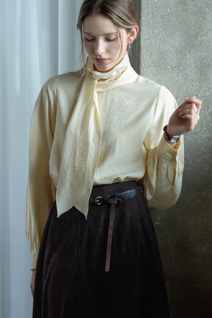 엘렌 볼륨 타이블라우스 BEIGE