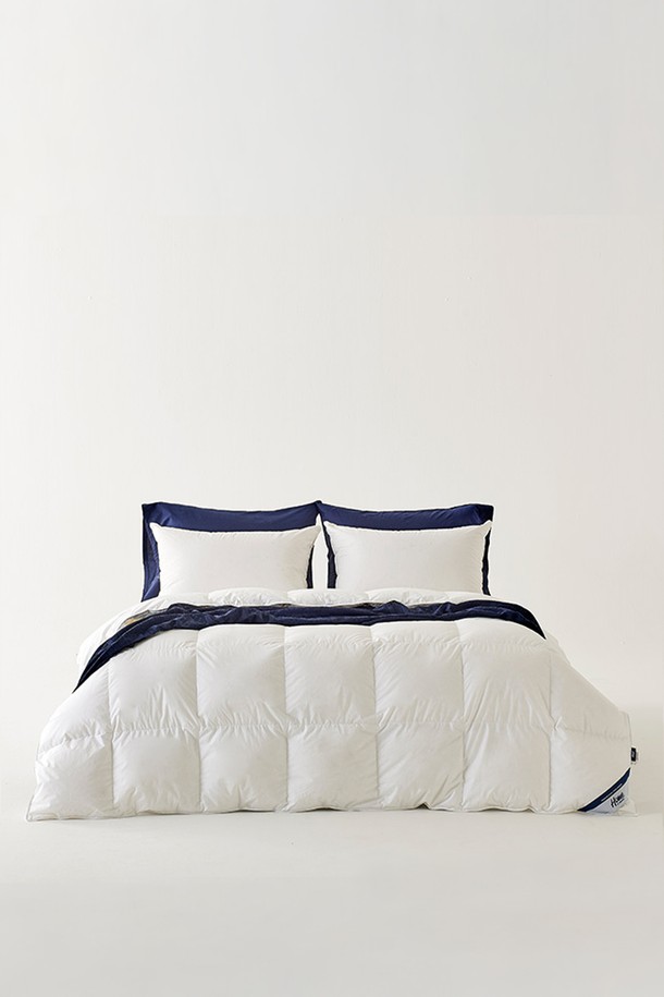 TIVOLI(티볼리) 구스이불솜 K는 RDS(책임 다운 기준) 인증을 받은 구스다운 90%와 80수 고밀도 순면 원단을 사용하여 제작되었습니다. 부드러운 촉감과 뛰어난 통기성, 보온성을 제공하며, 봄, 가을, 겨울 사계절 내내 쾌적하게 사용할 수 있습니다. 다운프루프 가공 및 항균 처리로 위생적이며, OEKO-TEX Standard 100 및 IDFL 인증을 받아 안심하고 사용할 수 있습니다. 무지 디자인의 화이트 컬러로 어떤 침구에도 잘 어울립니다.
