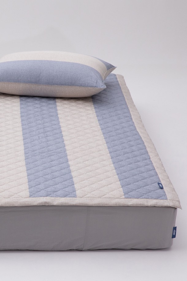 한스 면모달 침대패드 킹 (베이지)는 부드러운 면, 모달 혼방 소재로 제작되어 편안한 촉감을 선사합니다. 양면 디자인으로 앞면은 볼드한 스트라이프 패턴, 뒷면은 텍스처 솔리드 패턴으로 다양한 분위기를 연출할 수 있으며, 킹 사이즈로 넉넉하게 사용할 수 있습니다. 단정하고 깔끔한 디자인에 친환경적인 특징을 더하여 더욱 만족스러운 잠자리를 제공합니다.
