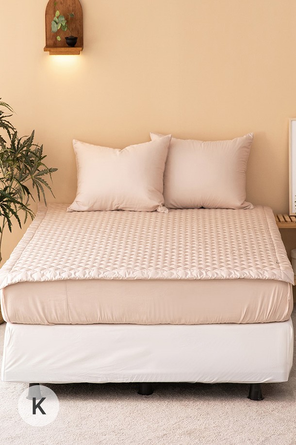 사르르 면모달 항균 침대패드 K는 부드러운 촉감의 면모달 소재와 얇은 두께로 제작되어 쾌적한 잠자리를 선사합니다. 흡습, 통기, 항균 기능을 갖춰 위생적이며, 무지 디자인으로 베이직, 모던, 심플한 스타일을 연출합니다. 실크와 유사한 감촉으로 피부 자극 없이 사용할 수 있으며, 잦은 세탁에도 변형이 적어 실용적입니다. 화이트, 베이지, 핑크, 블루, 그레이 등 다양한 색상 옵션으로 제공됩니다. 유해물질 테스트를 통과하고, KATRI 인증을 받아 안심하고 사용할 수 있습니다.
