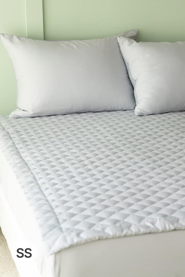 사르르 면모달 항균 침대패드 SS는 실크처럼 부드러운 촉감의 침대패드입니다. 모달, 면, 폴리에스테르의 혼방으로 제작되어 흡습, 향균, 통기 기능이 뛰어나며, 얇은 두께로 쾌적한 사용감을 선사합니다. 화이트, 베이지, 핑크, 블루, 그레이 등 5가지 다채로운 색상으로 출시되어 취향에 맞는 선택이 가능합니다. 무지 디자인으로 어떤 침구와도 잘 어울리며, 민감성 피부에도 적합합니다. 유해 물질 테스트를 통과하여 안심하고 사용할 수 있습니다.
